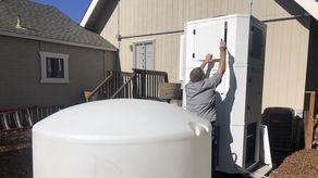 Las máquinas funcionan como un aire acondicionado al emplear bobinas para enfriar el aire, y luego recolectan las gotas de agua en un recipiente.