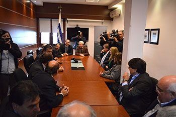 Gobierno uruguayo y empresarios pactan mantener precios para frenar inflación