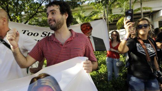 Por convicción o resignación, latinos van con Clinton