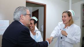 Fernando Boyd Galindo, recorre la sede del Minsa con su equipo de trabajo.