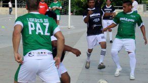 Víctimas del conflicto colombiano juegan partido por la paz con reinsertados
