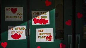 La ley de Virginia prohíbe dejar un arma cargada donde esté al alcance de un menor de 14 años, una infracción punible con un año de prisión como máximo y una multa de 2.500 dólares.