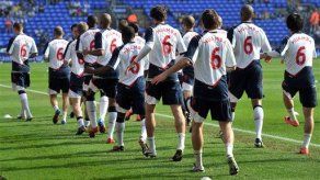 Muamba se sienta y come