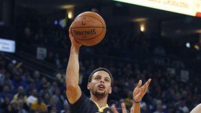 Stephen Curry sigue como líder anotador en la NBA