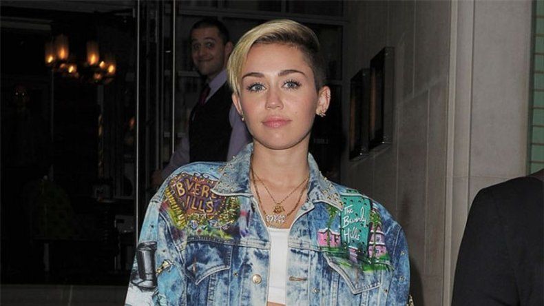 Miley Cyrus toca el piano para sus perros