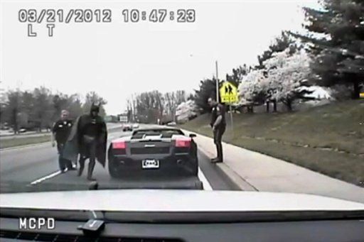 Policía en EEUU detiene Batimóvil sin matrículas