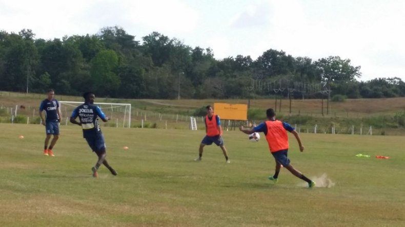 Niegan entrada a Pinto a cancha donde entrena Honduras en Panamá por pelea