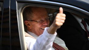 Kuczynski afirma que se defenderá panza arriba de pedidos de destitución