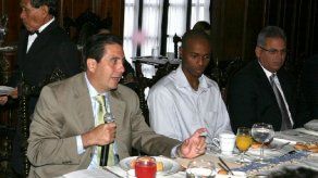 Cortesía de sala para Irving Saladino