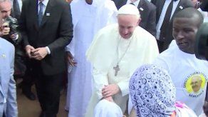 El papa culmina su viaje a África con una multitudinaria misa en Bangui