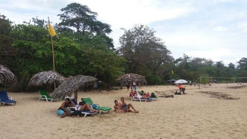 Bandera roja y amarilla en varias playas del interior del país por fuertes oleajes