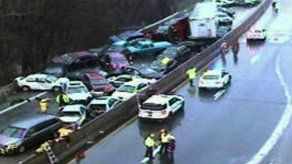 Unos 20 autos chocan en autopista en Pennsylvania