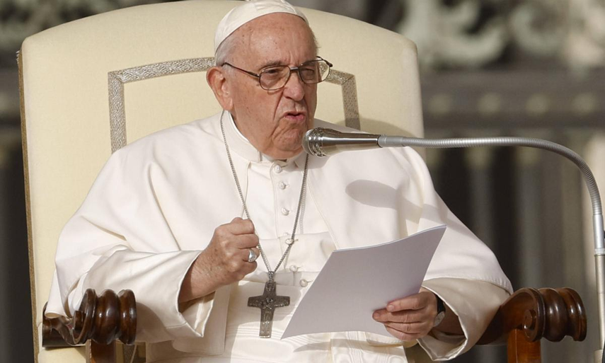 El papa Francisco pide que se les siga brindando ayuda a los migrantes.