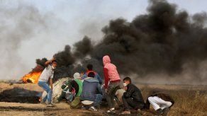 Palestinos queman neumáticos