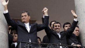 Ahmadinejad termina gira y dice que no construye bombas