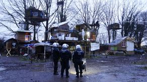 Algunos activistas denunciaron un uso excesivo de la fuerza por parte de la policía y otros dijeron que la escala del despliegue policial, con agentes traídos de todo el país y cañones de agua en reserva, era una escalada no justificada por la protesta pacífica.