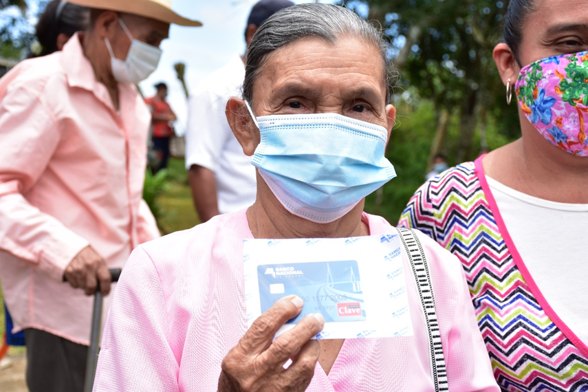 Beneficiaria del programa 120 a los 65 recibe el tercer pago