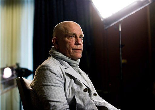 John Malkovich ayuda a turista herido en Canadá