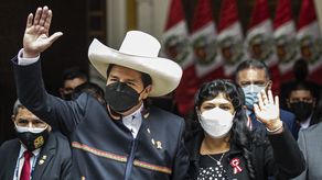 El presidente de Perú, Pedro Castillo, junto a su esposa Lilia Paredes.