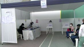 Perú empezó a votar en decisiva elección entre Fujimori y Castillo
