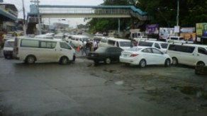 Busitos pirata cierran vía en La Cabima