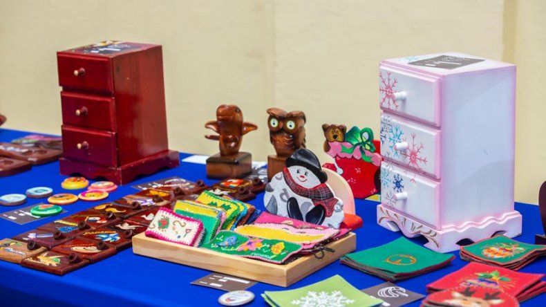 Artículos y muebles elaborados por privados de libertad son vendidos en feria de artesanías del Mingob