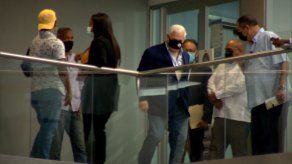 El expresidente Ricardo Martinelli captado por los medios de comunicación saliendo de la oficina del presidente de la Asamblea Nacional, Crispiano Adames.