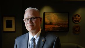 Chris Magnus presentó su dimisión al presidente Joe Biden.