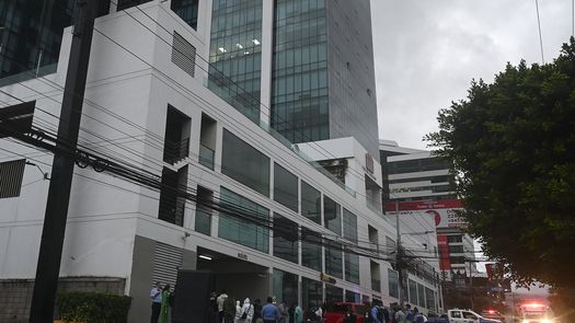 Los cuatro jóvenes salían en dos vehículos del estacionamiento subterráneo de un edificio donde funciona una discoteca.