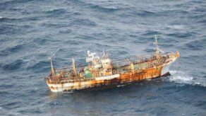 Barco arrastrado por maremoto en Japón