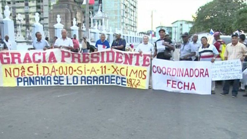 Protestan frente al cementerio Amador por pago de décimos