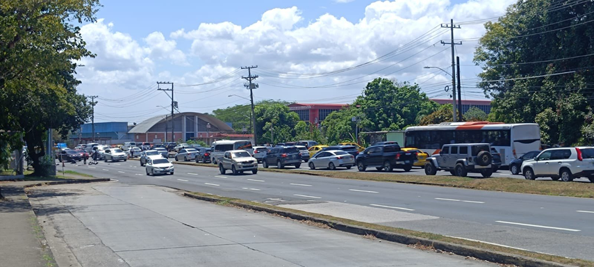 Debido al cierre de la avenida Transístmica