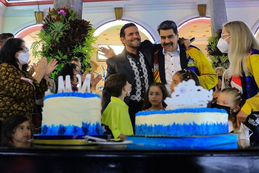 El cantante mexicano Pablo Montero junto a Nicolás Maduro