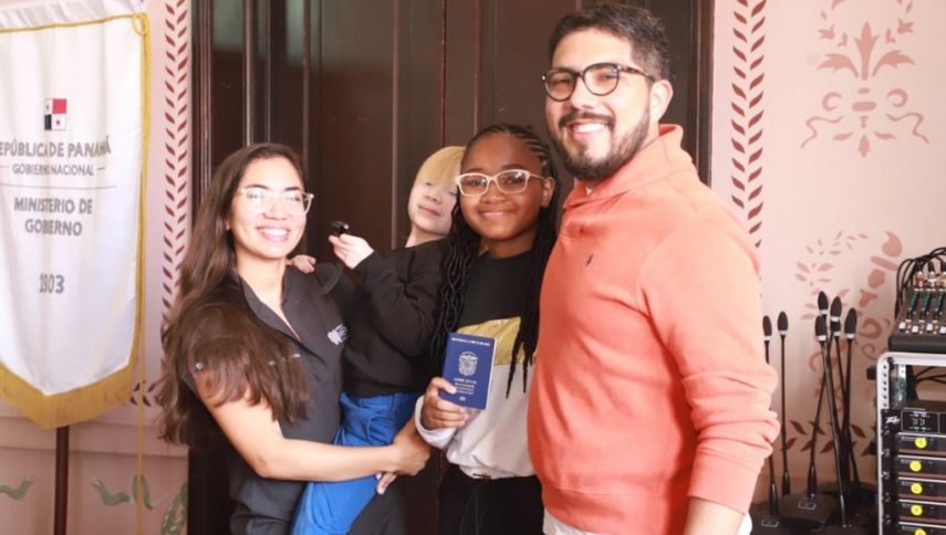 Gobierno entrega pasaporte a niña haitiana refugiada