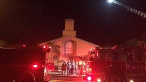 Incendian mezquita donde oraba multihomicida de Orlando