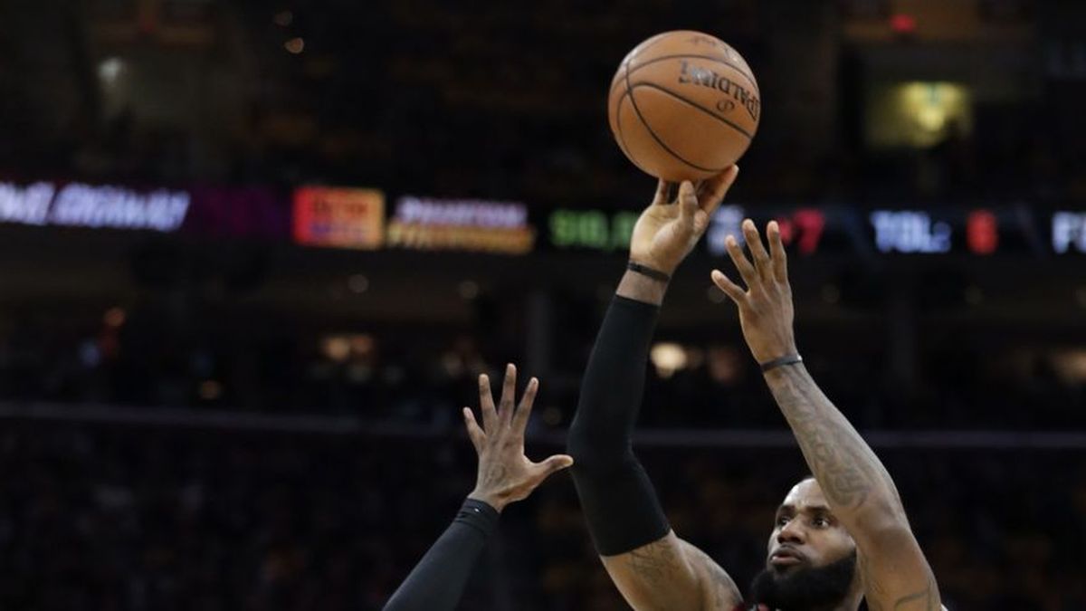 LeBron anota 44 y Cavs iguala la serie ante Celtics