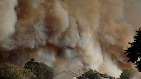 Incendio forestal avivado por el viento consume casas en Oklahoma