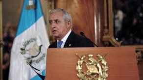 Justicia prohíbe salir del país al presidente de Guatemala