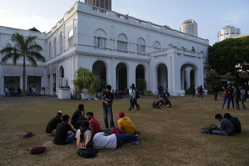 La partida del presidente se produjo tras cuatro días de protestas