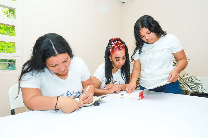 Privadas de libertad aprenden a leer y escribir con el programa de alfabetización del MIDES.