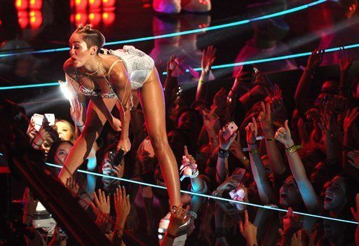 Paris Hilton se disfraza de Miley Cyrus