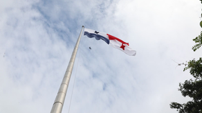 Realizan cambio de bandera en el Cerro Ancón