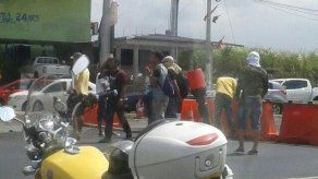 Protesta y cierre de calle en la entrada de Brisas del Golf