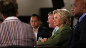 Clinton se reúne con familiares de víctimas de la matanza en Orlando