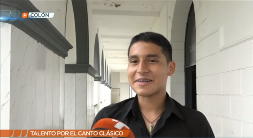 ¡Talento panameño! Joven colonense se viraliza por cantar con Frank Sinatra