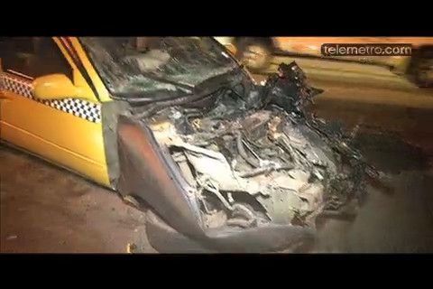 Taxista choca con camión y queda atrapado dentro del vehículo