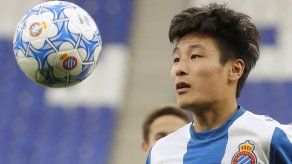 Wu Lei contra Messi en el derbi catalán
