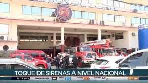 Bomberos tocan sirenas para exigir la firma de un acuerdo