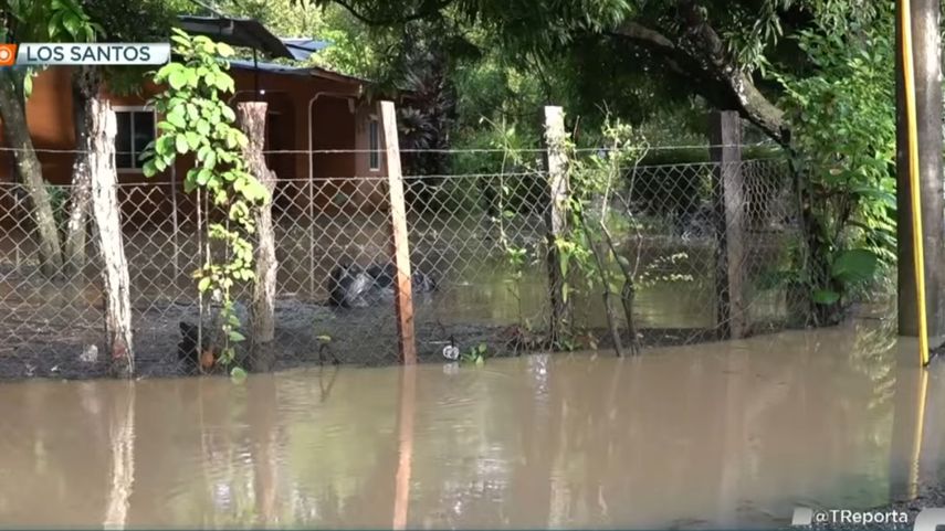 Ministra de Gobierno recorre áreas afectadas por inundaciones en Tonosí.