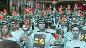 Activistas marchan contra Trump en Londres vestidos de estatua de la Libertad